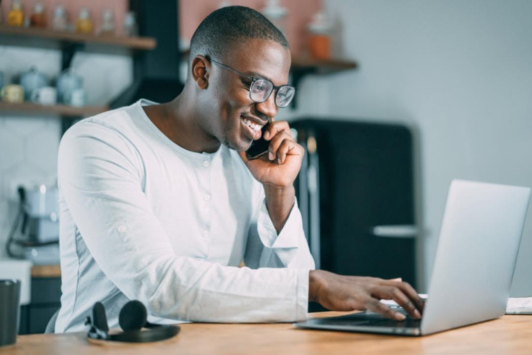 Estudiantes aplicando conceptos de mentalidad financiera
