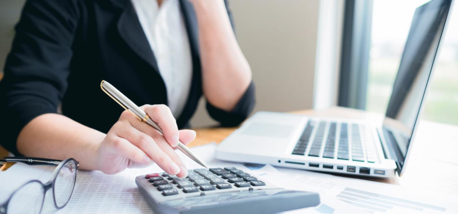 Estudiantes desarrollando mentalidad financiera